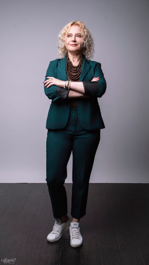 Zaneta en version complète, accompagnant dirigeants et équipes dans le développement de leur leadership et la prise de décision stratégique.